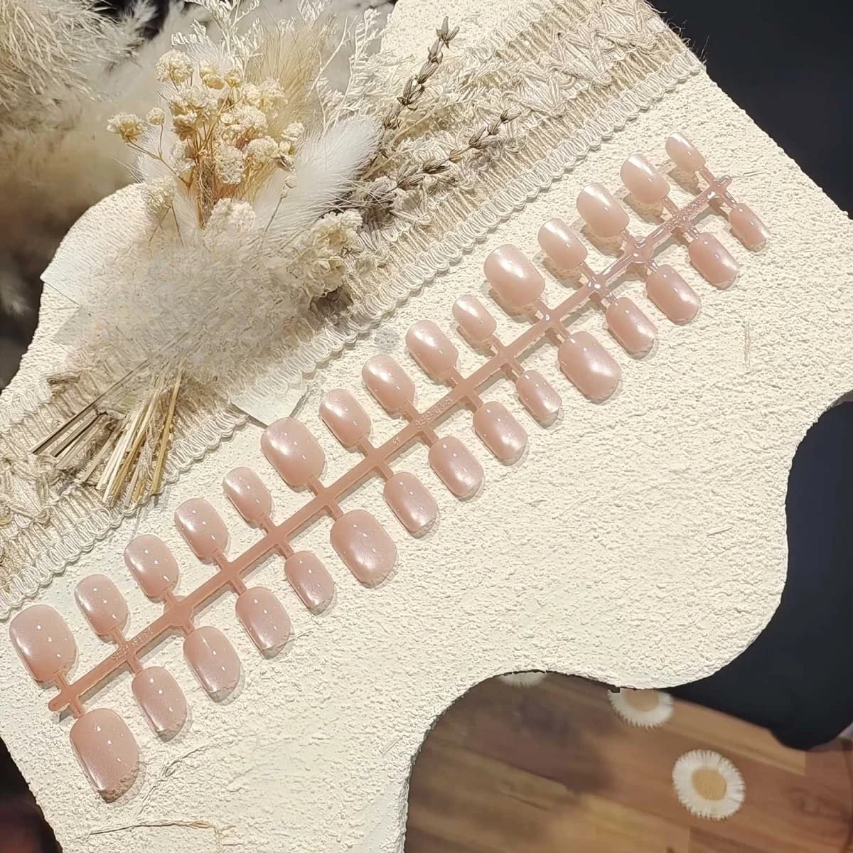 أظافر صناعية وردية بتصميم عين القطة وتأثير خرز زجاجي - مجموعة كاملة