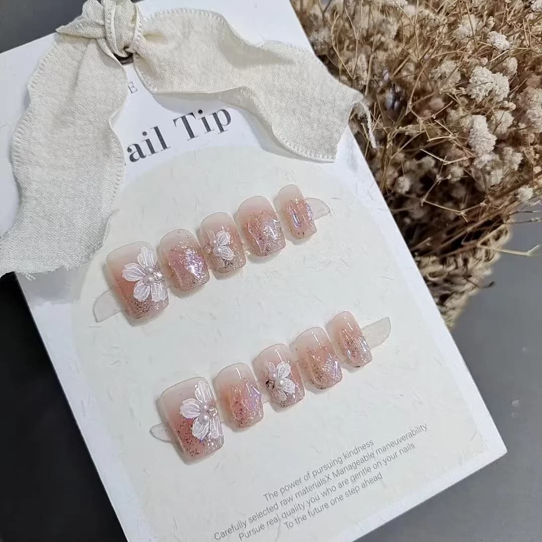 أظافر صناعية قصيرة شكل باليرينا بتصميم لؤلؤ وزهور وأحجار كريستال
