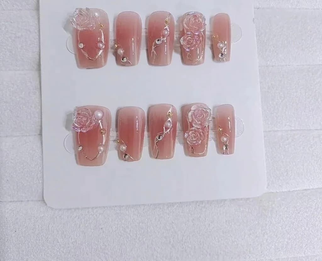 أظافر لاصقة بنمط كاميليا ذهبي وزهري، طقم مناكير بأسلوب لطيف
