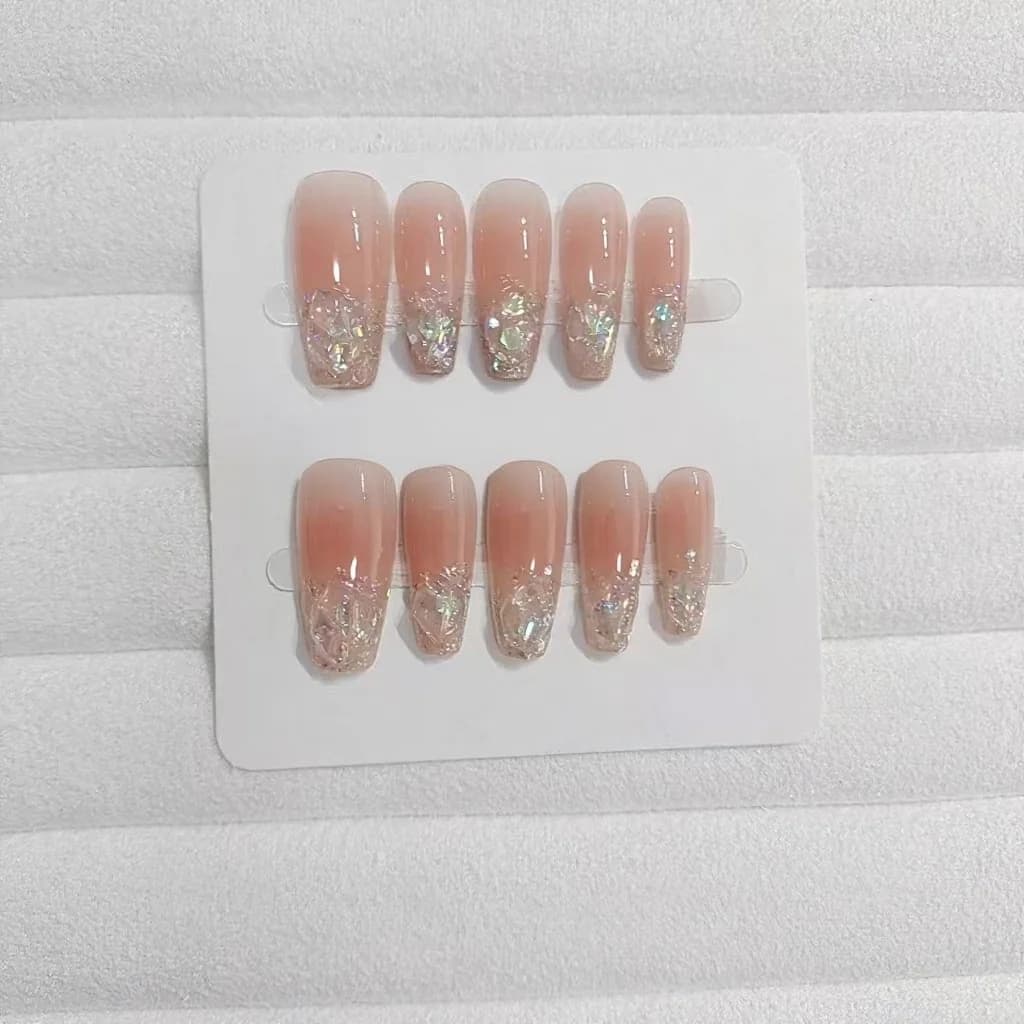 أظافر صناعية قصيرة ومتوسطة شكل تابوت مع glitter وأحجار كريمة ولون وردي