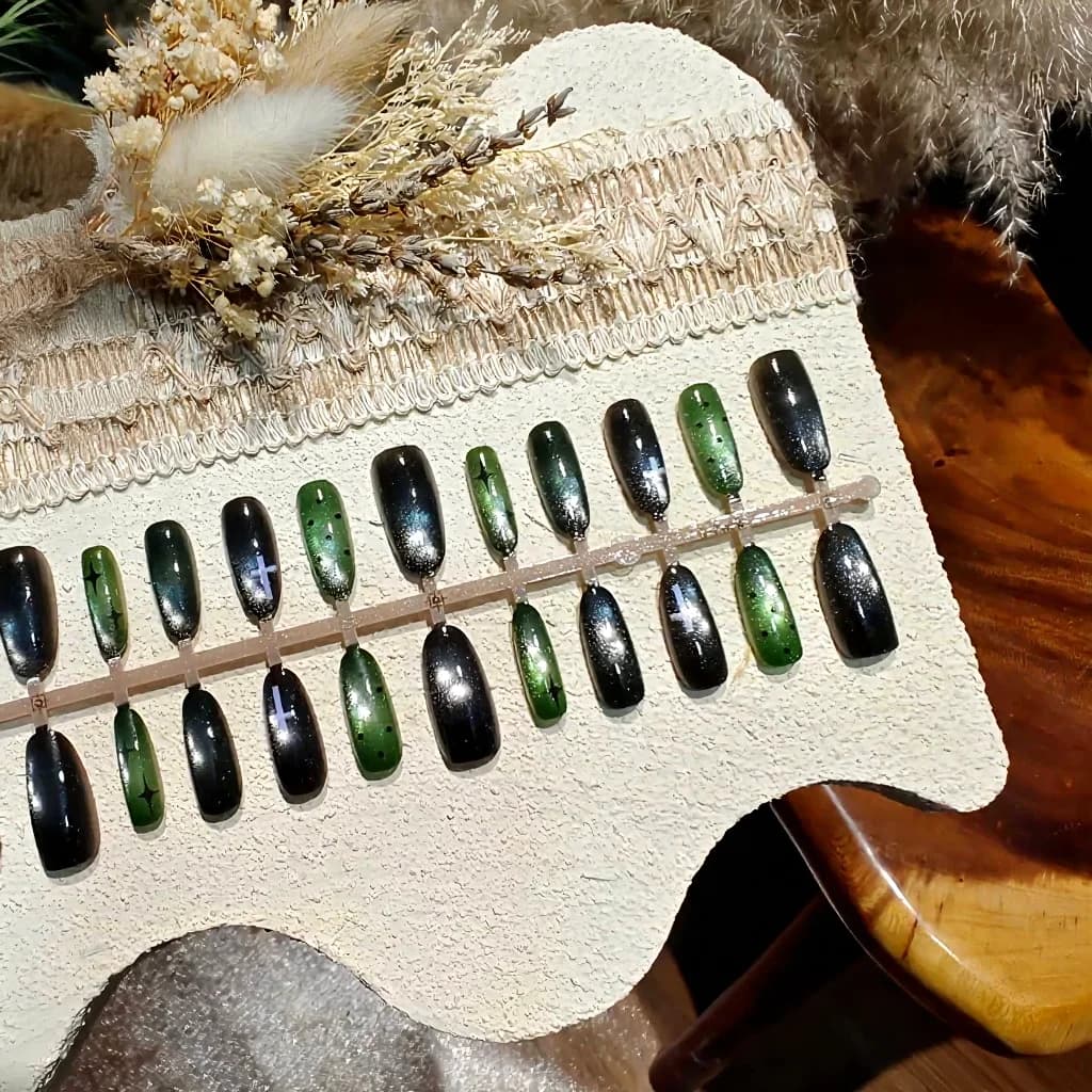 أظافر صناعية بنمط عين القط وشكل بيضاوي متوسط، أسلوب داكن وحلو وعصري