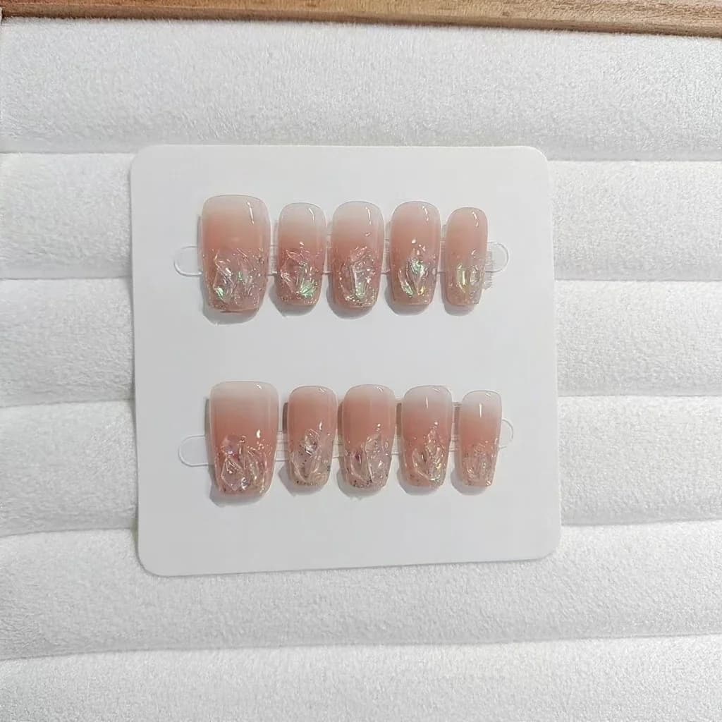 أظافر صناعية قصيرة ومتوسطة شكل تابوت مع glitter وأحجار كريمة ولون وردي