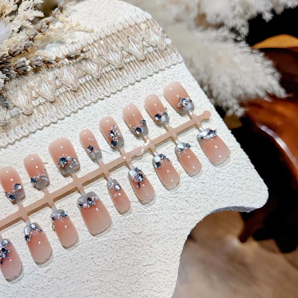 أظافر صناعية لاصقة زرقاء بتصميم فرنسي ولؤلؤ وحجر الراين