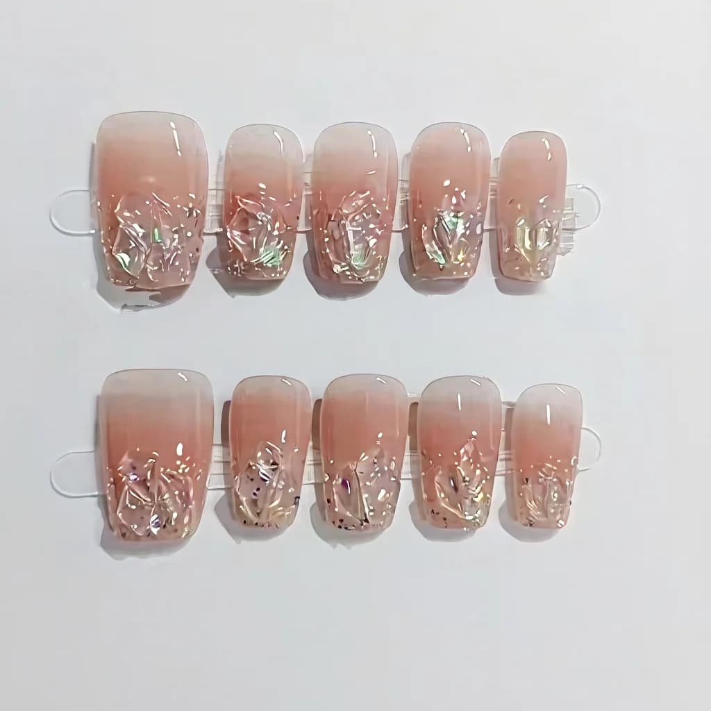 أظافر صناعية قصيرة ومتوسطة شكل تابوت مع glitter وأحجار كريمة ولون وردي
