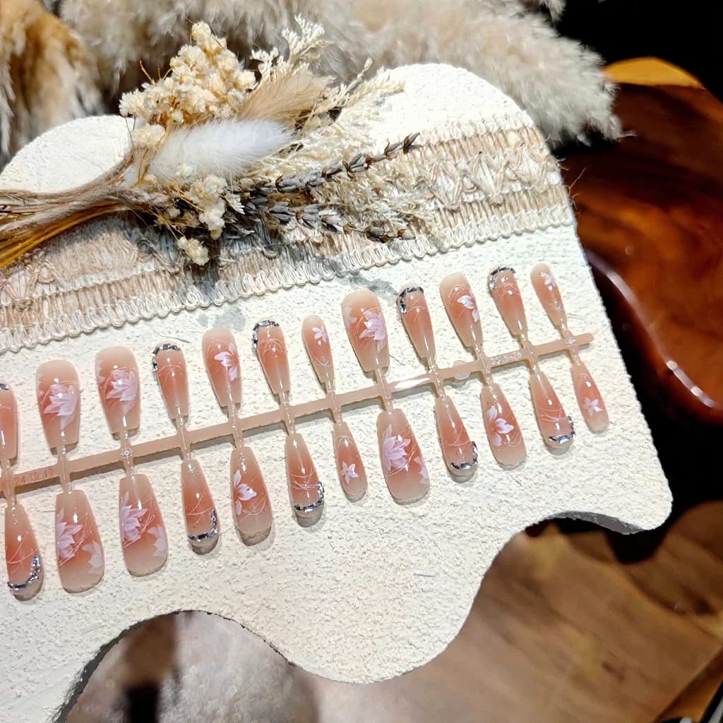 أظافر صناعية طويلة بزهور وأحجار كريستال وتصميم تدرج أحمر الخدود