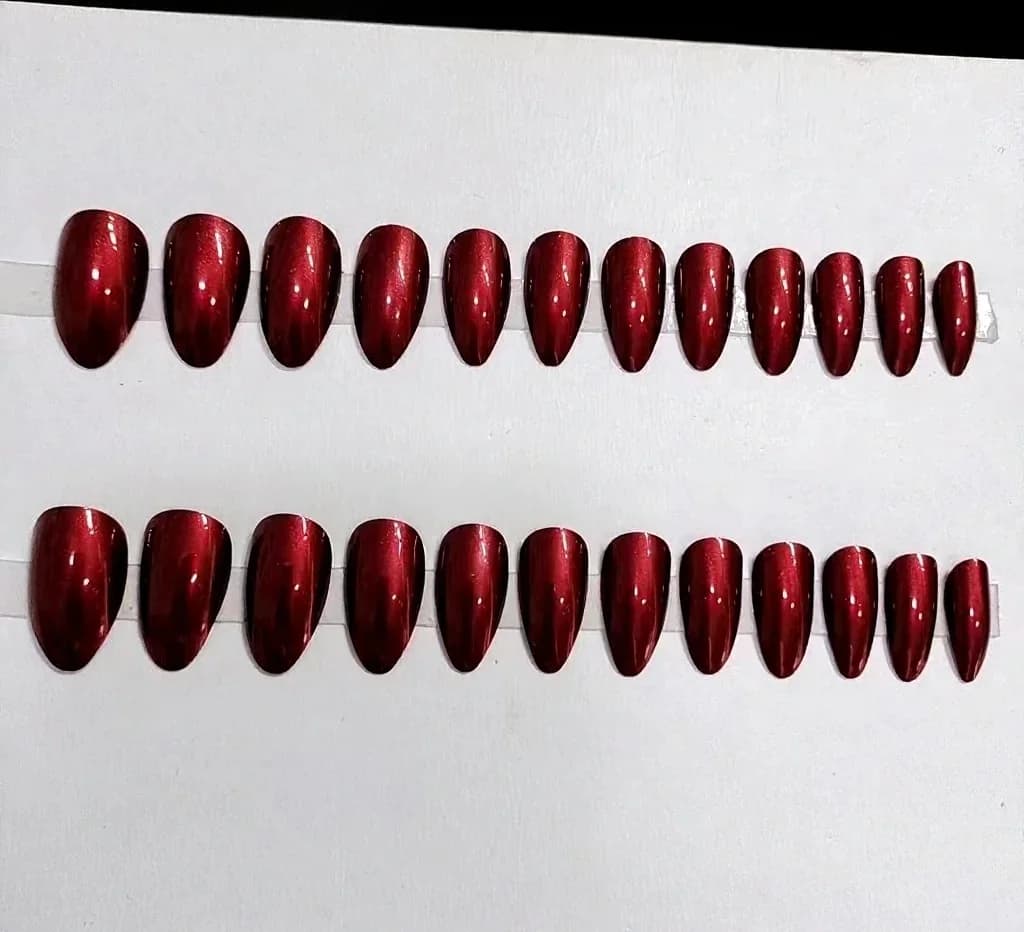 أظافر صناعية طويلة مدببة باللون الأحمر اللؤلؤي