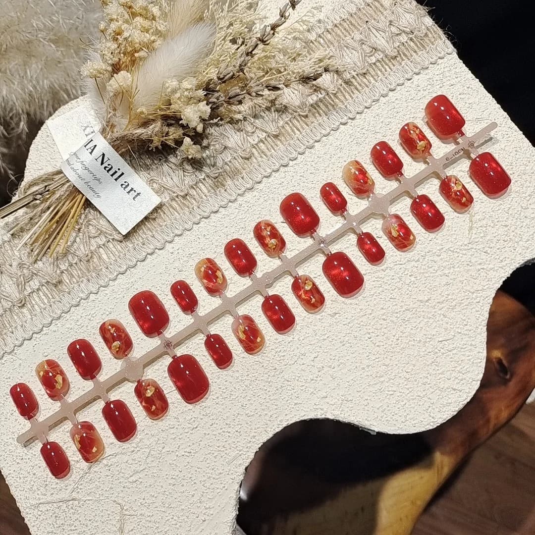 أظافر صناعية حمراء بتأثير عين القط ورقائق الذهب، شكل مربع قصير
