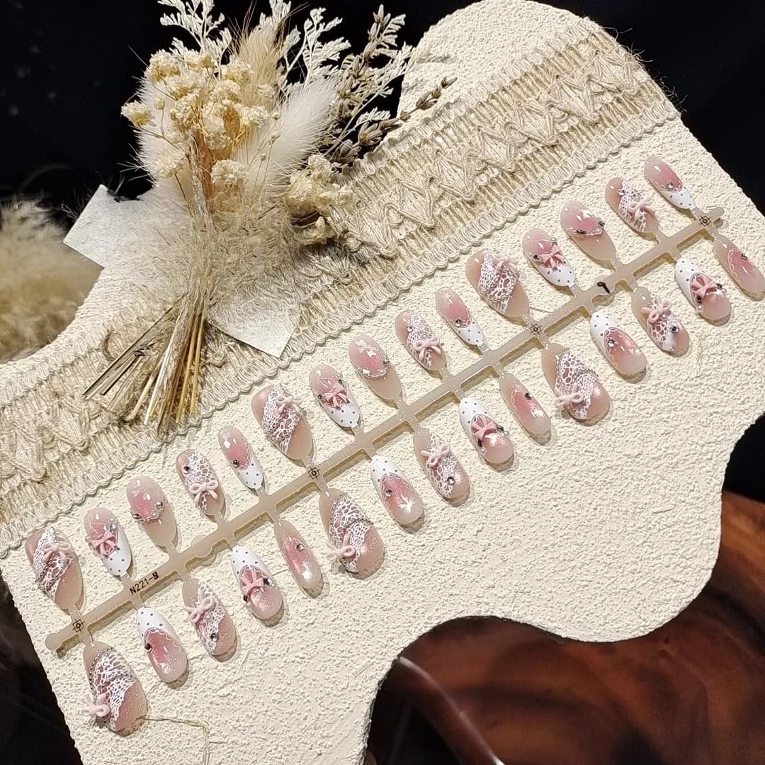أظافر صناعية ساتان وردي بعين القط مع فيونكة وأحجار الراين