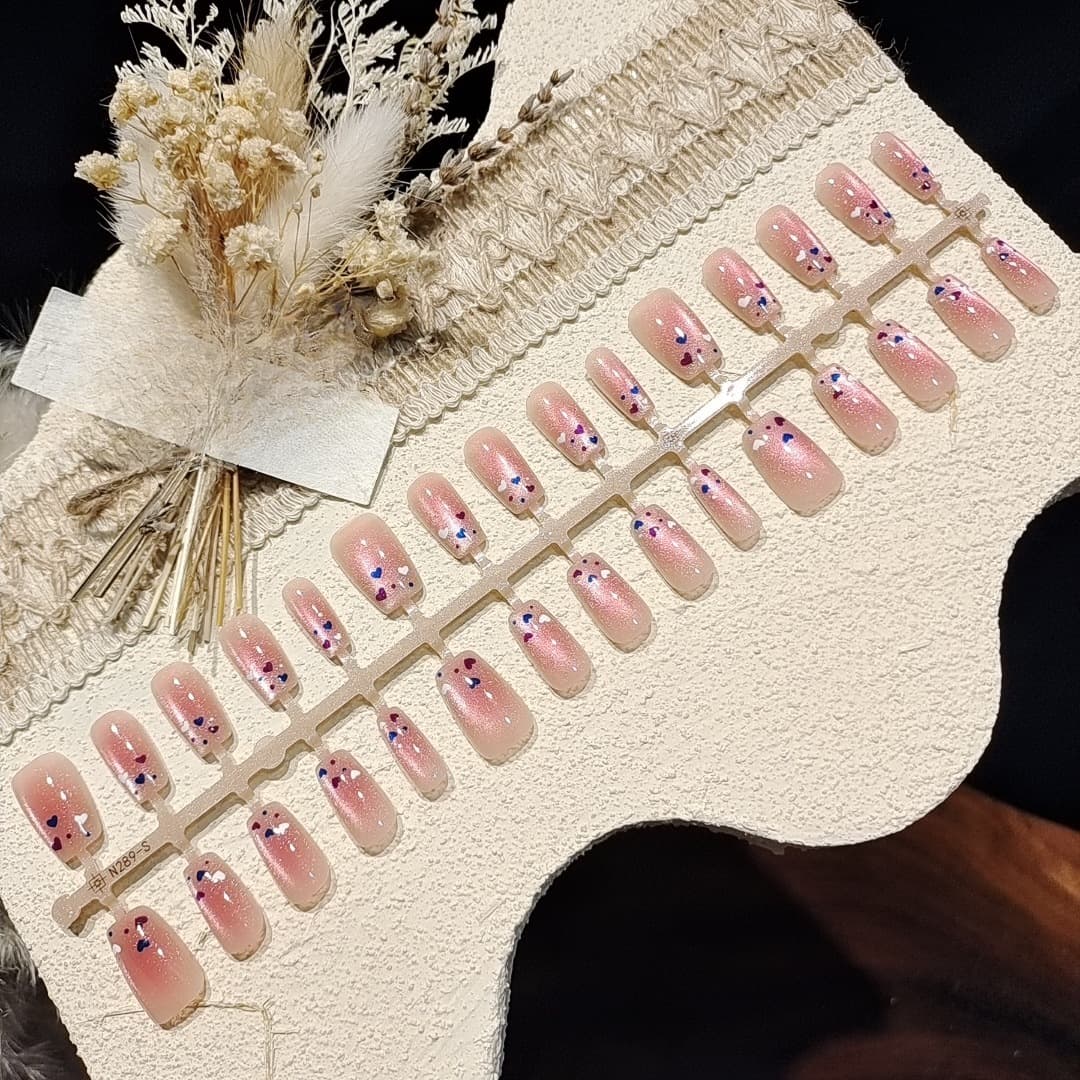 أظافر لاصقة بتصميم عين القطة وقلوب ملونة، شكل مربع قصير