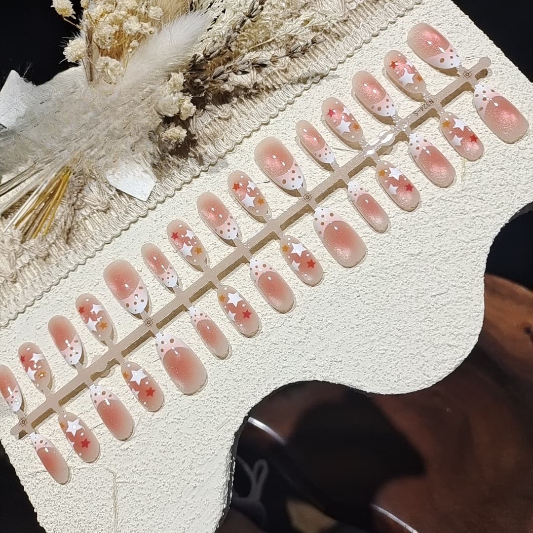 أظافر صناعية عين القطة مع خرز زجاجي، شكل بيضاوي متوسط، ستايل صيفي منعش