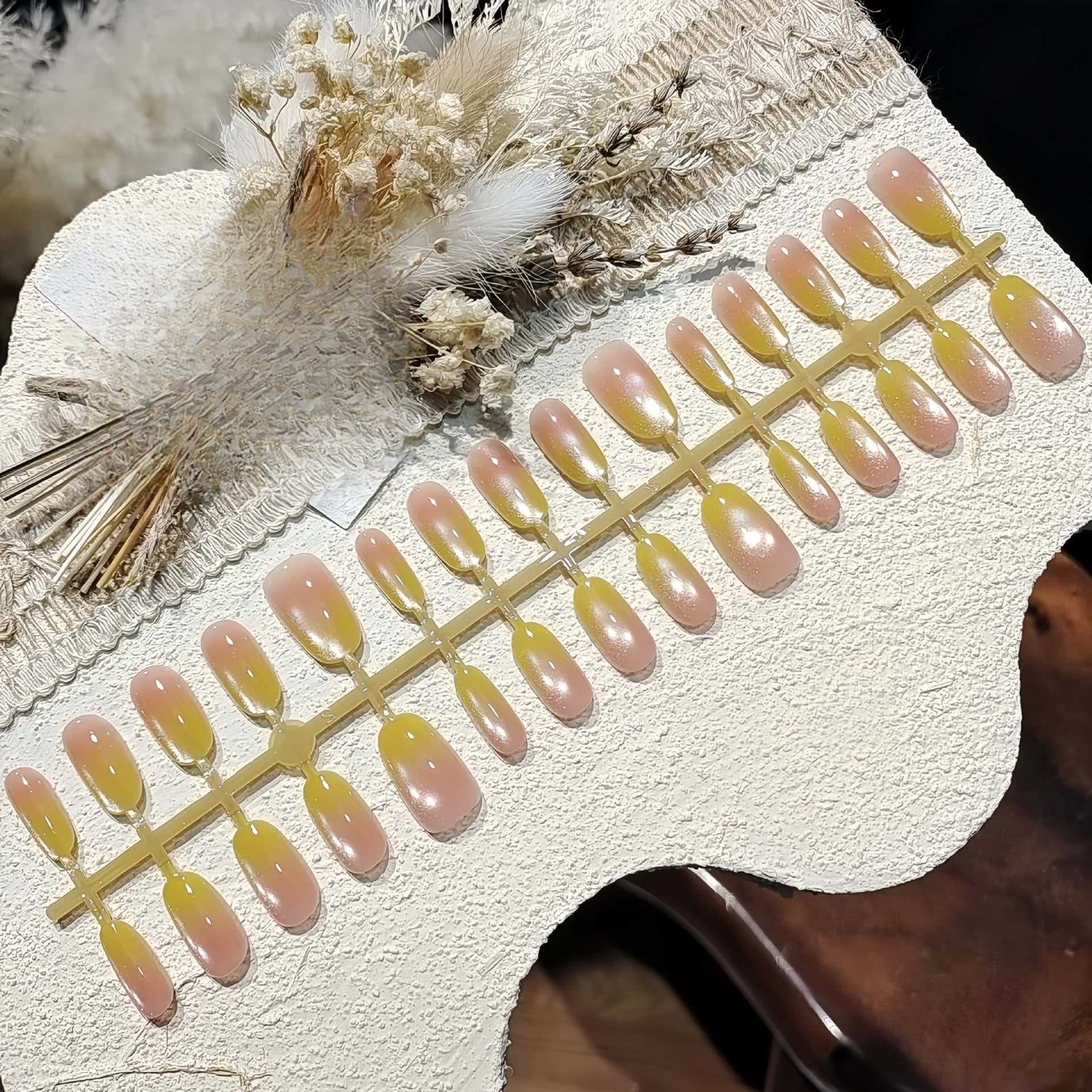 أظافر صناعية قصيرة ومتوسطة بيضاوية بتصميم عين القط أصفر ليموني
