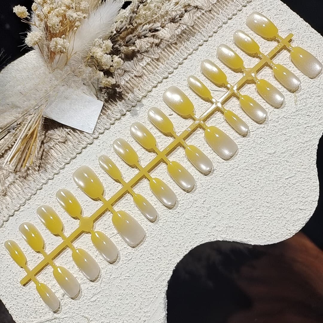 مجموعة أظافر صناعية جاهزة بتشطيب عين القط وخرز الزجاج