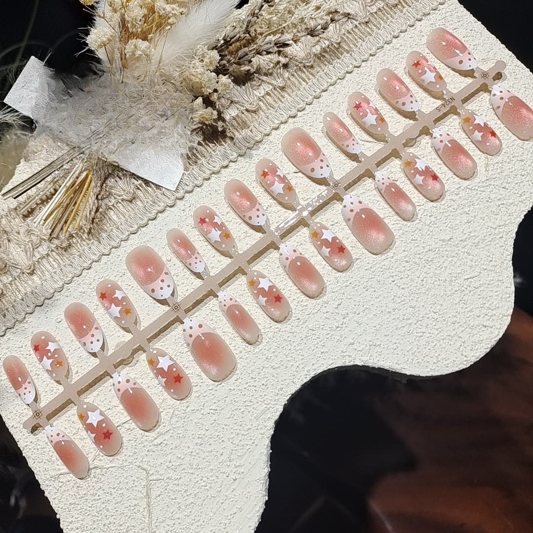أظافر صناعية عين القطة مع خرز زجاجي، شكل بيضاوي متوسط، ستايل صيفي منعش