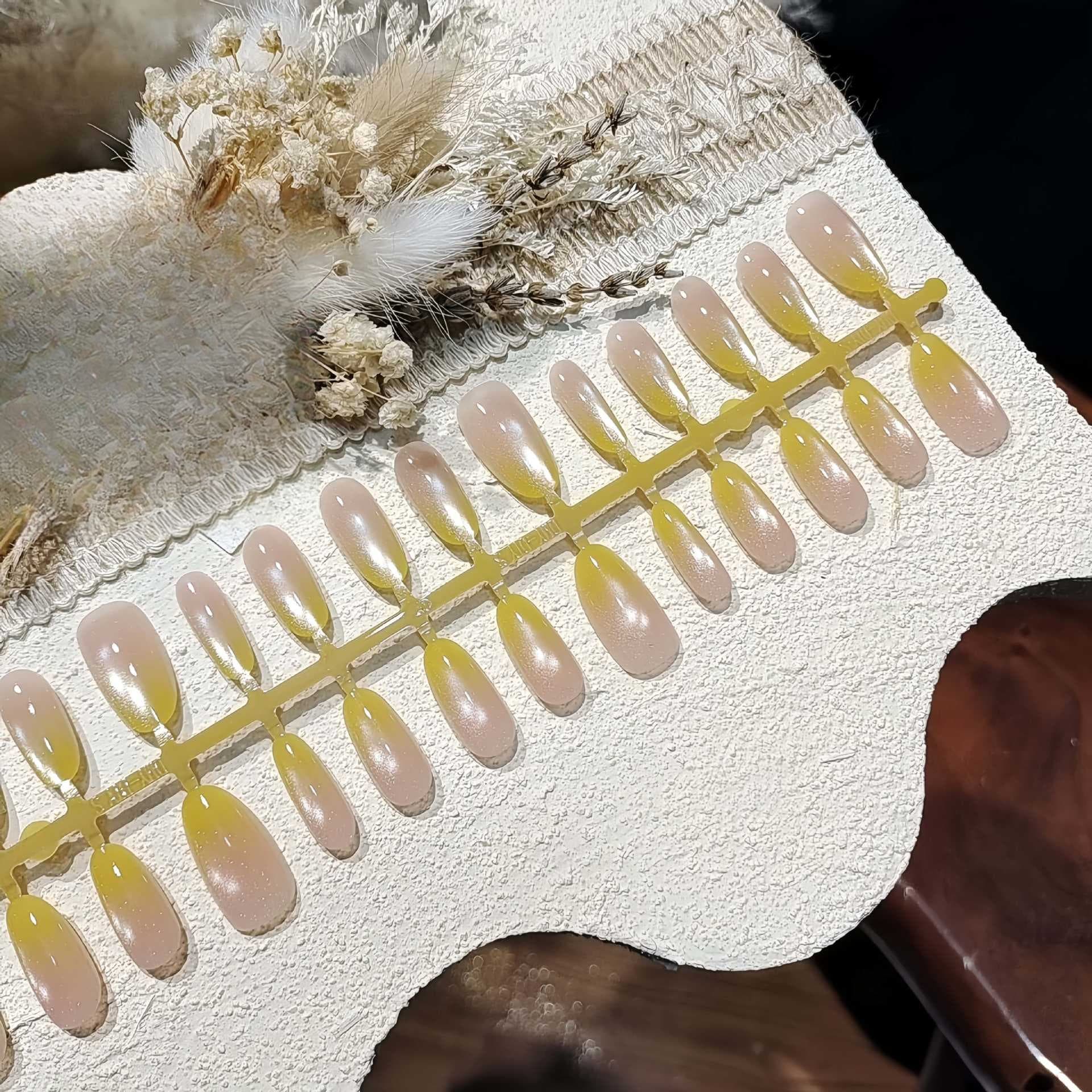 أظافر صناعية قصيرة ومتوسطة بيضاوية بتصميم عين القط أصفر ليموني